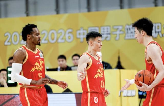 媒体人：王博把孙铭徽放替补激活了双小外，现在两队是尖矛互刺